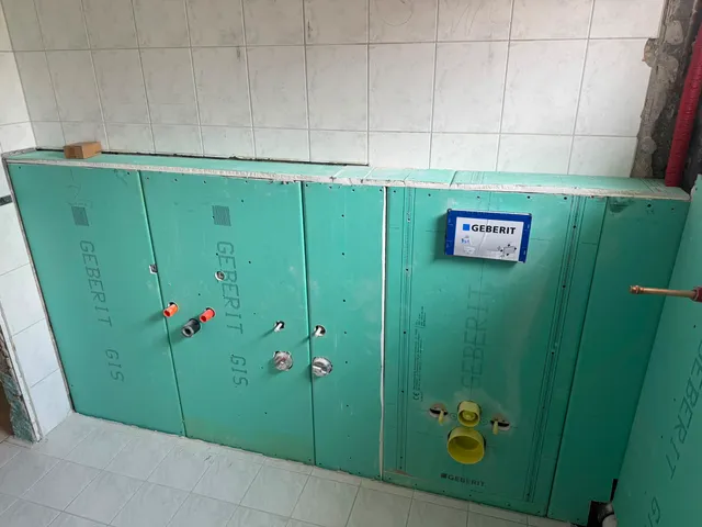 Aufgebautes Vorwandsystem mit Spülkasten und vorbereiteten Anschlüssen für WC und Waschbecken