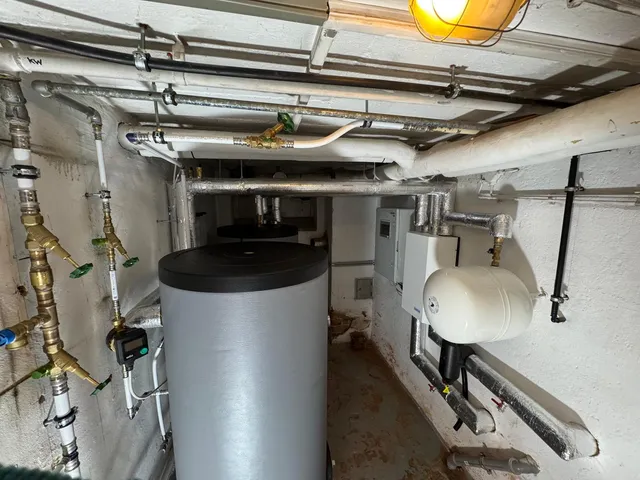 Technikraum mit Pufferspeicher, Umwälzpumpe und Absperrarmaturen der neuen Wärmepumpenanlage